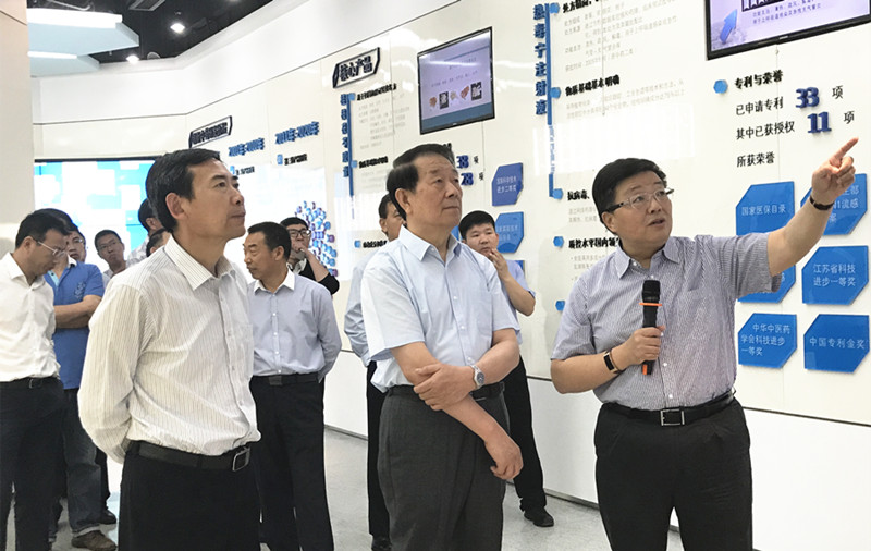 江苏发展大会连云港籍嘉宾莅临w66利来药业参观考察