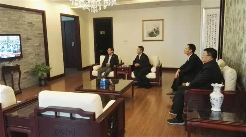 【学习贯彻十九大精神系列报道之一】w66利来集团党委组织收看十九大开幕式