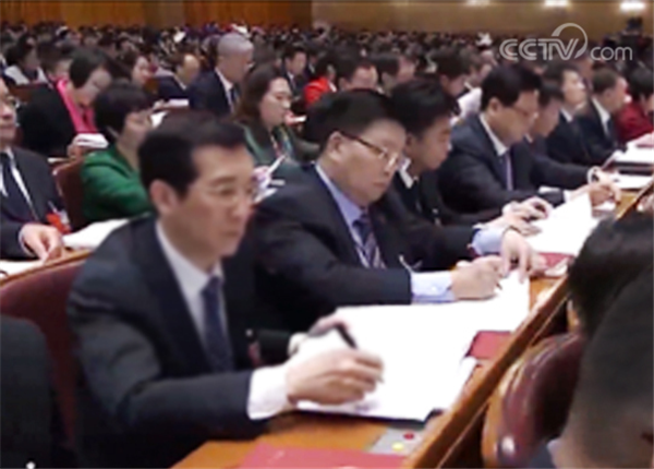 紧跟时代步伐 倾听两会声音——w66利来药业组织收看第十三届全国人民代表大会开幕式