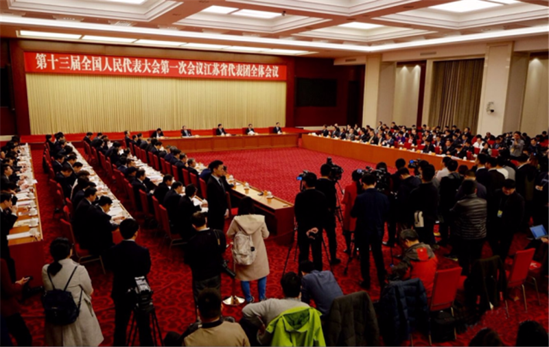 肖伟代表在审议政府工作报告时作交流发言：创新动能，勇开新局，推进新时代国药高质量发展