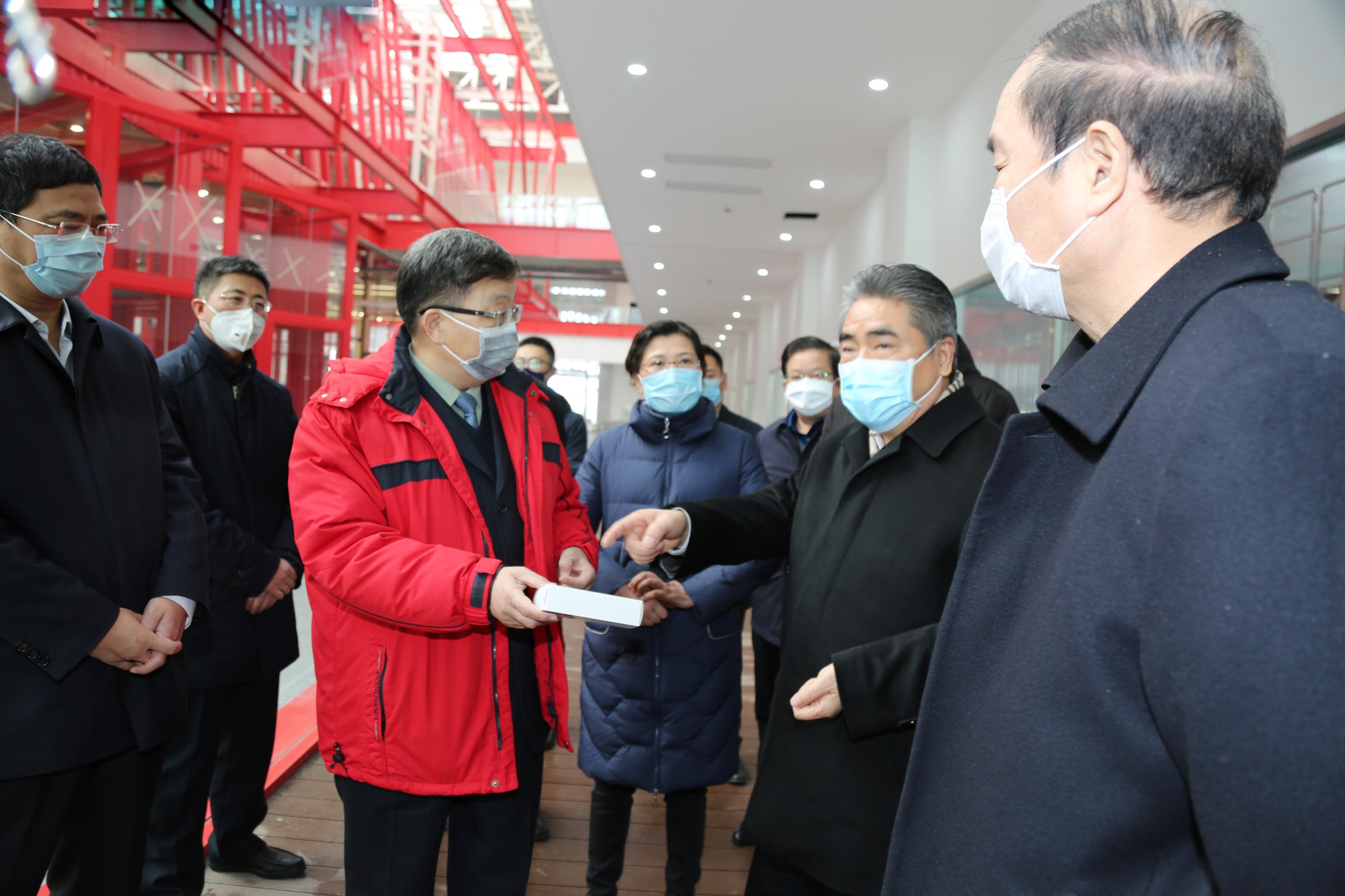 市委书记项雪龙一行莅临w66利来药业 关怀指导新冠肺炎防控药物生产工作