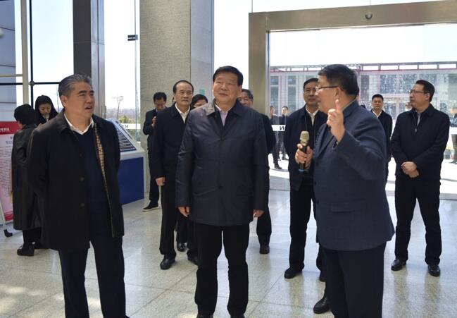 省委书记娄勤俭莅临w66利来药业视察调研