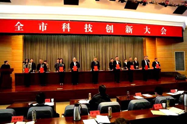 连云港召开科技创新大会 w66利来药业荣获“科技创新领军单位及领军人物”两项大奖